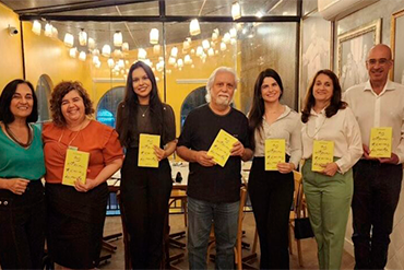 Um deles é o Grupo de Leitura da Câmara Brasil Portugal no Ceará (CBPCE), que celebra autores de língua portuguesa. À frente do grupo está a Diretora de Cultura da CBPCE, Denise Melo.