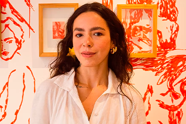 Nascida em Fortaleza em 1992, Alice Dote tem se destacado nacionalmente por seu trabalho nas artes visuais, com uma obra de forte caráter autobiográfico que transita entre pintura a óleo, desenho e gravura