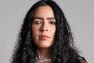 Artista Alice Dote analisa o mercado de arte no Ceará, destacando desafios de circulação e o papel das redes sociais na produção artística.