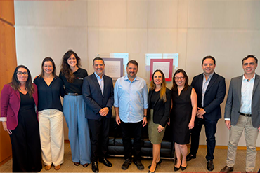 Irineu Guimarães participa de reunião com Santander Brasil para discutir soluções voltadas ao mercado imobiliário.