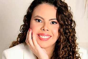 Alana Matos é homenageada pela ALECE por artigo sobre o potencial global do Ceará e atuação da CBPCE.