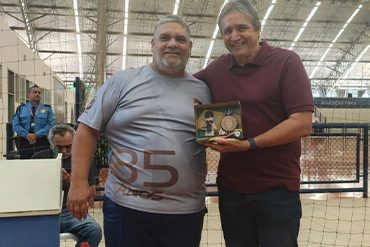 Carlos Augusto, sócio da CBPCE e diretor da CC3 Brazil, recebe homenagem da FUCE por sua trajetória no esporte universitário.