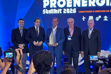 Armando Abreu, sócio e conselheiro da CBPCE, recebe o Troféu Jurandir Picanço 2026 por sua contribuição ao setor de energia.