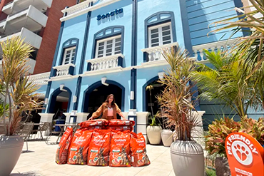 Hotel Sonata de Iracema, associado à CBPCE, transforma hospedagens pet friendly em doação de ração para o Instituto Causa Pet, em Fortaleza.